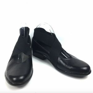 Naot 41 US 10 Black Flats Cross Front Elastic
